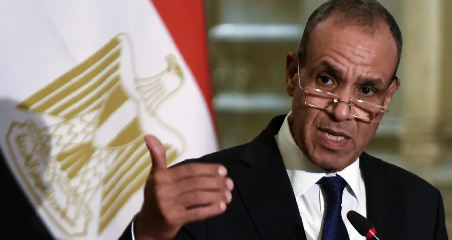 وزير الخارجية المصري يتحدث إلى نظيره الإيراني: مصر ترفض وتندد بانتهاك سيادة الدول وسلامتها