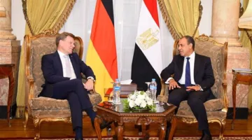 وزير الخارجية والهجرة يناقش قضايا سياسية مع نظيره الألماني
