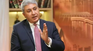 وزير السياحة والآثار يراقب سير العمل في غرفة العمليات لتنظيم الحركة السياحية في مصر