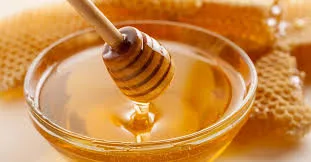 كيف تميزين العسل الأصلي عن المغشوش؟ 4 طرق للاختبار في المنزل