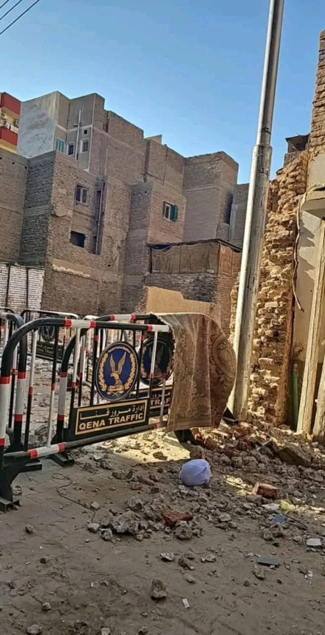 إخلاء خمسة منازل وتطبيق إجراء أمني في منطقة السوق الفوقاني بقنا بسبب الحفريات الأثرية