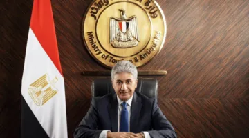 وزير السياحة والآثار يشرف على سير العمل في غرفة العمليات لتنظيم الحركة السياحية في مصر