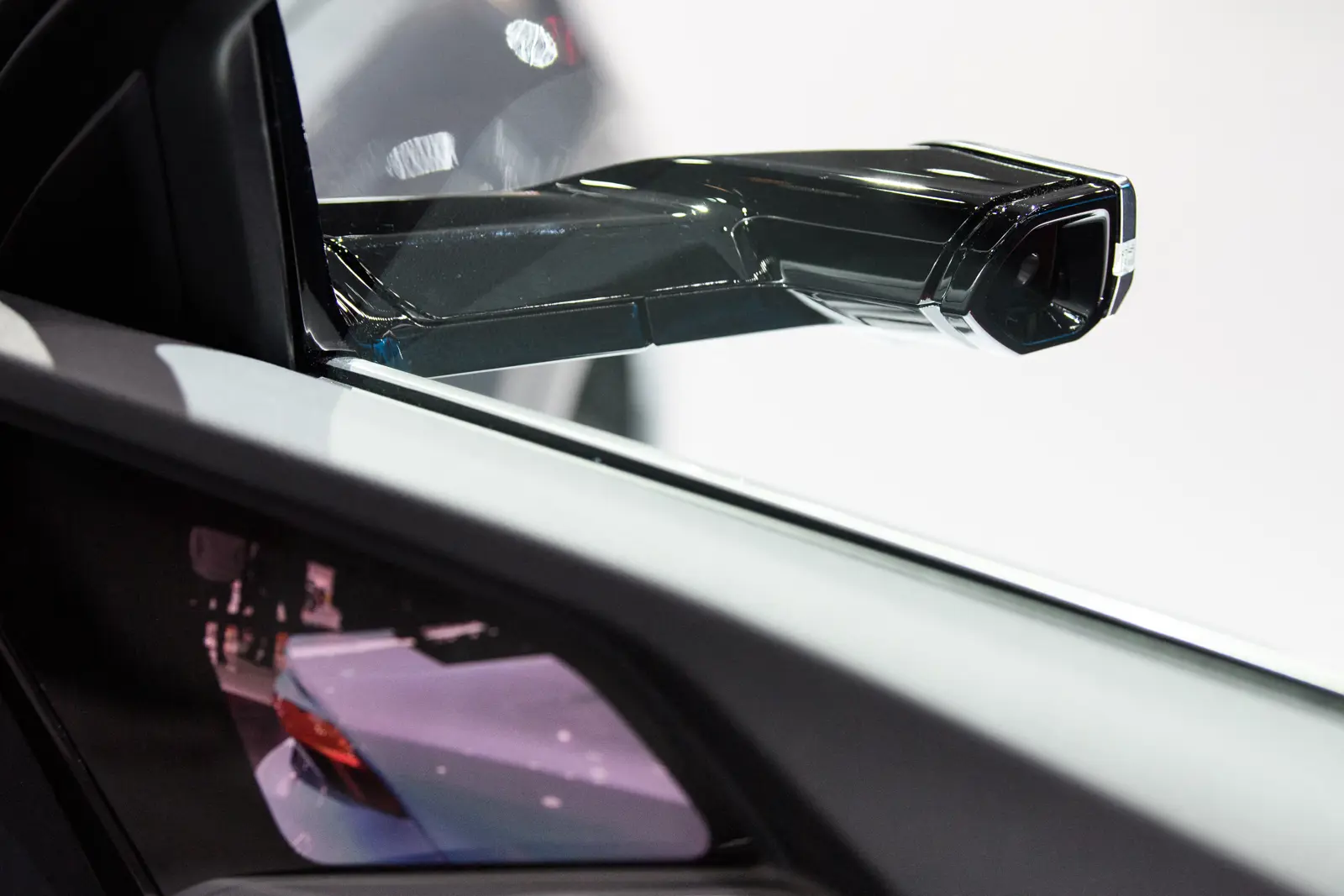 نظام رؤية رقمي في سيارة AUDI E Tron من خارج وداخل قمرة القيادة