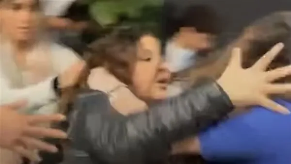 شجار بين الفتيات ينتهي بـ “ضرب بالعصا”.. ماذا جرى في “صالون حلوان”؟ شجار بين الفتيات ينتهي بـ “ضرب بالعصا”.. ماذا جرى في “صالون حلوان”؟