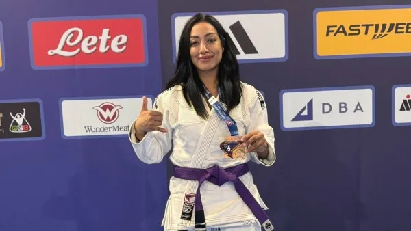 في أول مشاركة دولية رسمية لاتحاد الجوجيتسو، هند رزق تتوج بالميدالية الذهبية في بطولة البحر المتوسط بروما. في أول مشاركة دولية رسمية لاتحاد الجوجيتسو، هند رزق تتوج بالميدالية الذهبية في بطولة البحر المتوسط بروما.