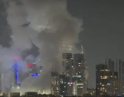 إيران تطلق صواريخ نحو إسرائيل.. تصاعد الدخان في تل أبيب وإصابات قرب وزارة الدفاع الإسرائيلية