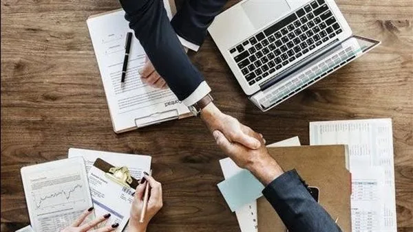 هل يحق للعميل الحصول على مزايا إضافية إذا كان لديه تاريخ طويل مع البنك؟