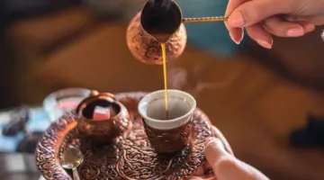 هل تؤدي القهوة إلى ارتفاع ضغط الدم؟ خبراء يكشفون الحقائق الكاملة.