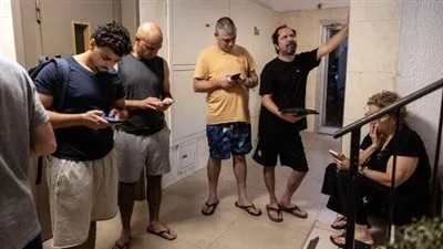 إسرائيل تدعو مواطنيها للبقاء بالقرب من الملاجئ تحسبًا لرد فعل إيراني محتمل إسرائيل تدعو مواطنيها للبقاء بالقرب من الملاجئ تحسبًا لرد فعل إيراني محتمل
