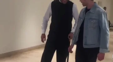 تامر عاشور يستخدم عصا خلال حفله في الكويت.. ما الذي وقع؟