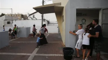 الجيش الإسرائيلي يطلب من المواطنين الانتقال إلى المنطقة الآمنة والبقاء هناك حتى إشعار آخر.