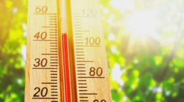 الأرصاد تتنبأ بأجواء حارة خلال النهار مع تسجيل أعلى حرارة تبلغ 45 درجة مئوية.