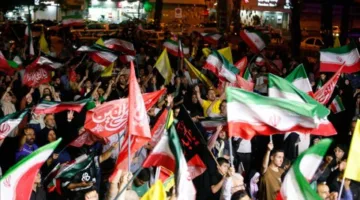 آلاف الإيرانيين يتظاهرون في الساحات احتفالاً بالرد على اعتداءات إسرائيل.