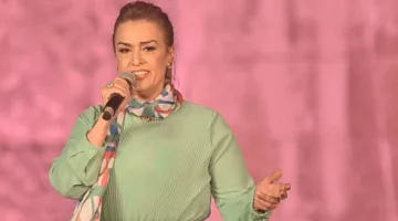 في عيد ميلادها، بدأت سيمون مشوارها الفني من خلال الغناء.