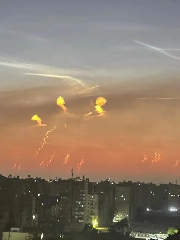 توثيق لحظات إطلاق الصواريخ في السماء: احتفاء مصري بالرد الإيراني على الكيان الإسرائيلي