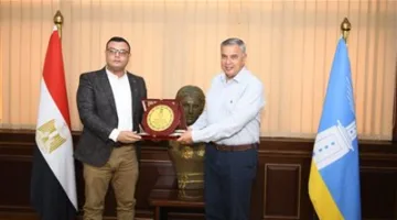وزير الإسكان ومحافظ الإسكندرية يناقشان طرق تعزيز التعاون في مشاريع التنمية الحضارية.