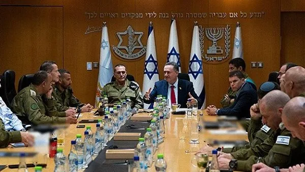 وسائل إعلام إسرائيلية: وزير الدفاع يقوم بتقييم الوضع مع رئيس الأركان وقيادة الجيش الإسرائيلي.