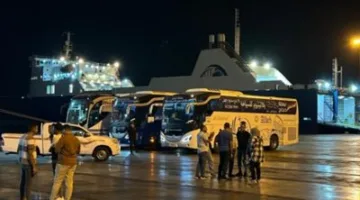 306 حجاج و7 حافلات يصلون إلى ميناء نويبع البحري