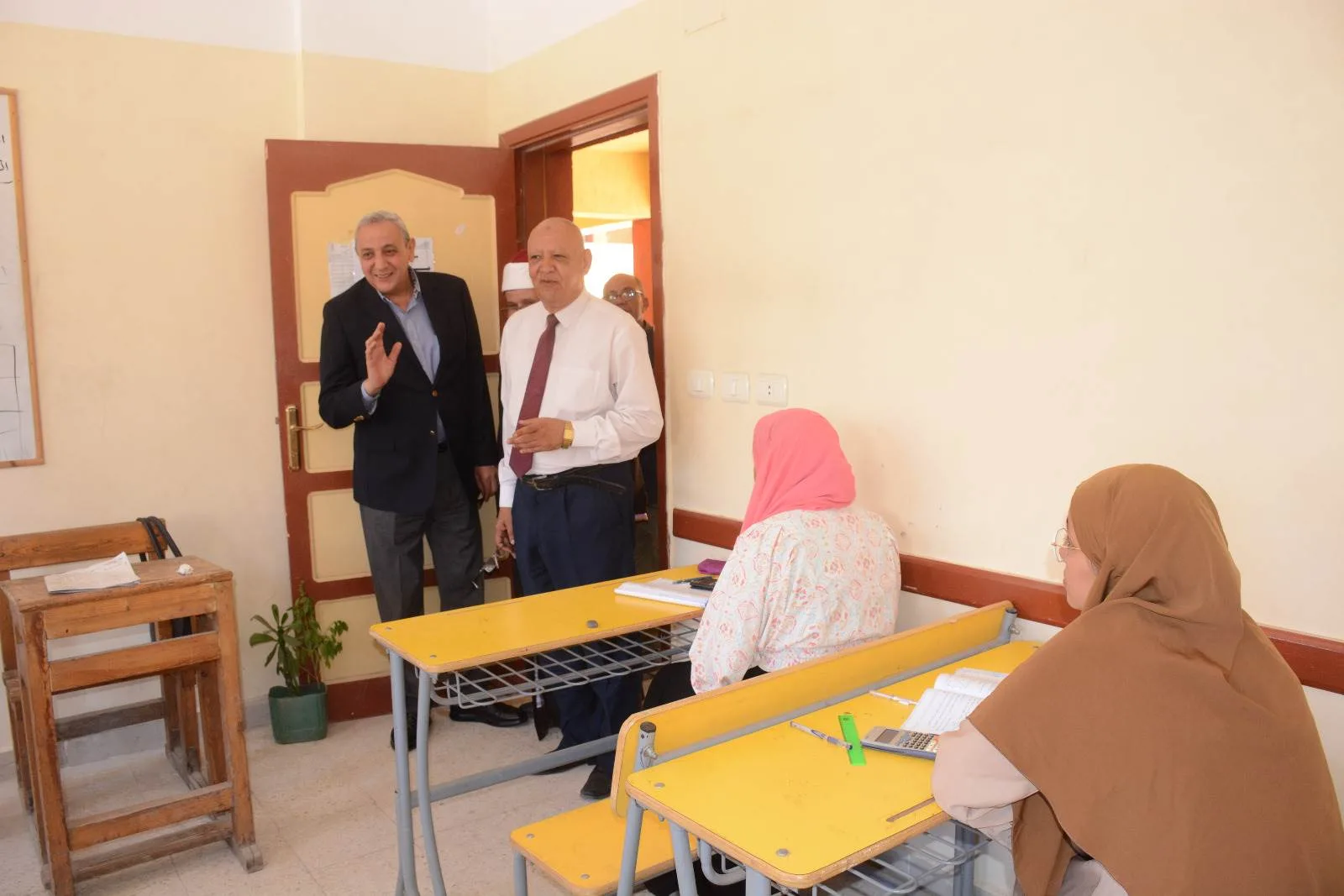 صور: محافظ الغربية يزور لجان امتحانات الثانوية الأزهرية صور: محافظ الغربية يزور لجان امتحانات الثانوية الأزهرية