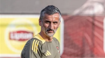 ريبيرو يتحدث مع مساعديه حول استراتيجية الأهلي لبدء مشواره في كأس العالم للأندية