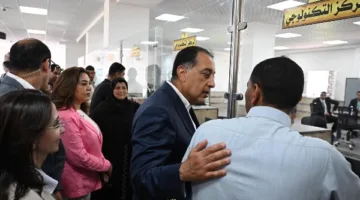 مدبولي يتحدث مع مواطن: المركز التكنولوجي يسهل الوصول إلى الخدمات