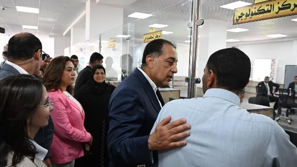 مدبولي يتحدث مع مواطن: المركز التكنولوجي يسهل الوصول إلى الخدمات مدبولي يتحدث مع مواطن: المركز التكنولوجي يسهل الوصول إلى الخدمات