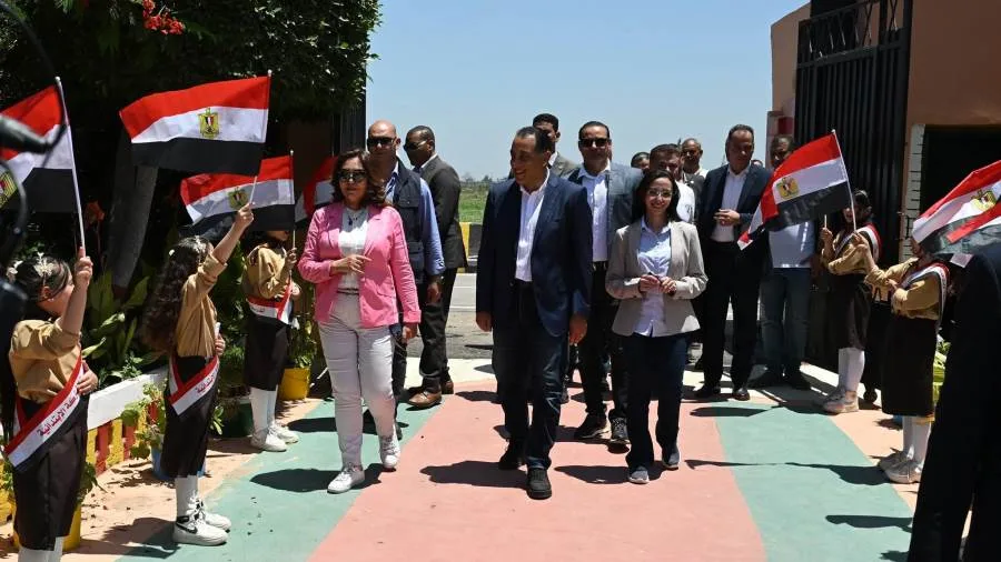 رئيس الوزراء يزور مدرسة رزق درويش الابتدائية في زاوية صقر