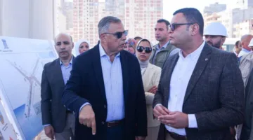 وزير الإسكان ومحافظ الإسكندرية يقومان بزيارة مشروع إنشاء كوبرى 45 “محور السادات”