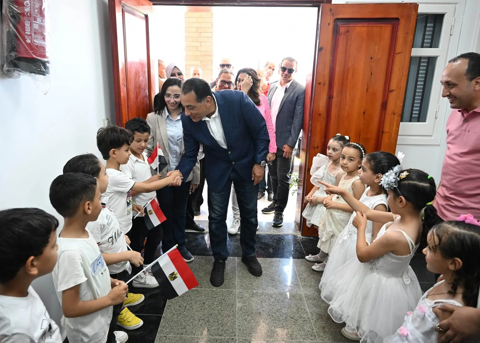 رئيس الوزراء يزور مركز تطوير الأسرة والطفل في زاوية صقر ويثني على الجهود المبذولة.