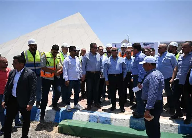 «الوزير» يقوم بجولة تفقدية لمشروعات النقل المحيطة بالمتحف الكبير تحضيرًا للافتتاح «الوزير» يقوم بجولة تفقدية لمشروعات النقل المحيطة بالمتحف الكبير تحضيرًا للافتتاح
