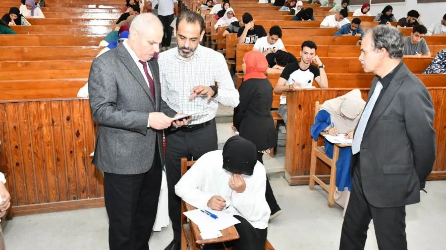 تفقد رئيس جامعة قناة السويس كلية العلوم: جهودنا لتوفير بيئة امتحانية متميزة تعزز جودة الأداء الأكاديمي. تفقد رئيس جامعة قناة السويس كلية العلوم: جهودنا لتوفير بيئة امتحانية متميزة تعزز جودة الأداء الأكاديمي.