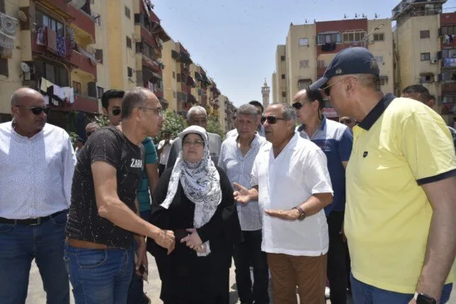 محافظ بورسعيد يقيم ميدانيًا تقدم أعمال تطوير منطقة الصفوة في حي الزهور