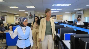 سفيرة الاتحاد الأوروبي تقوم بزيارة لمقر صحيفة ‘الدستور’ في أول ظهور لها مع وسيلة إعلام مصرية
