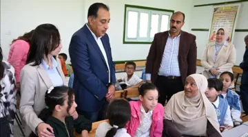 رئيس الوزراء يستمع إلى عرض حول البرنامج الصيفي من طالبة في قرية زاوية صقر