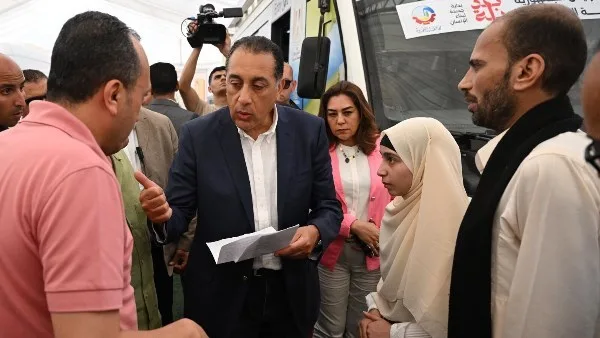 فيديو| بادرة إنسانية من رئيس الوزراء: “زيارة اليوم تكفيني بسبب علاج ابنتنا” فيديو| بادرة إنسانية من رئيس الوزراء: “زيارة اليوم تكفيني بسبب علاج ابنتنا”