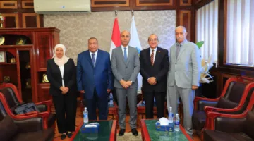 رئيس جامعة دمنهور يتولى رئاسة اجتماع لجنة اختيار عميد كلية التربية