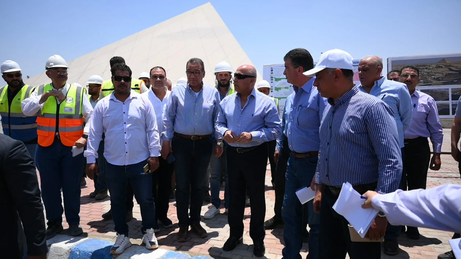الوزير يراقب تحضيرات الطريق الدائري وخدمة الأتوبيس الترددي والخط الرابع للمترو استعداداً لافتتاح المتحف المصري الكبير الوزير يراقب تحضيرات الطريق الدائري وخدمة الأتوبيس الترددي والخط الرابع للمترو استعداداً لافتتاح المتحف المصري الكبير