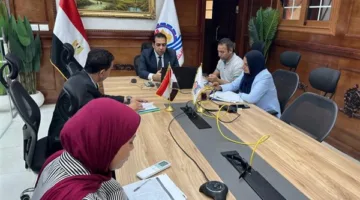 نائب محافظ قنا يستعرض نموذج التوظيف الاقتصادي لتعزيز فرص العمل في المحافظة