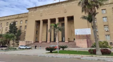جزء من سقف قاعة الامتحانات في جامعة الإسكندرية ينهار.. وإدارة الجامعة تتدخل بسرعة