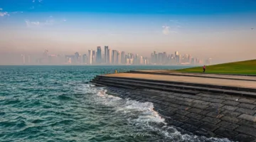 طقس صافٍ الليلة على الساحل مع وجود غبار عائم في البحر.