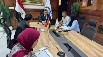 لزيادة فرص العمل.. نائب محافظ قنا يستعرض نموذج توظيف بتكاليف منخفضة