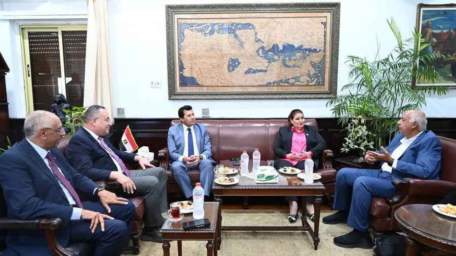 وزير الرياضة يلتقي كبار مسؤولي جامعة الإسكندرية ومؤسسة القلب والأوعية الدموية. وزير الرياضة يلتقي كبار مسؤولي جامعة الإسكندرية ومؤسسة القلب والأوعية الدموية.