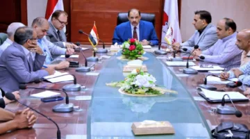 محافظ سوهاج ينظم اجتماعًا لوضع استراتيجيات تشغيل الأسواق الحضرية الجديدة