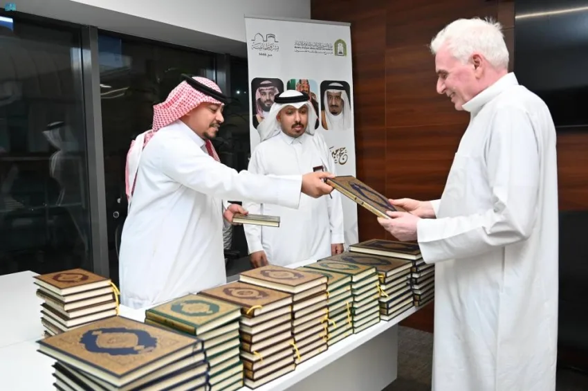 الشؤون الإسلامية تتابع توزيع هدية الملك عبر نقطة الحديثة الشؤون الإسلامية تتابع توزيع هدية الملك عبر نقطة الحديثة