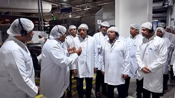 رئيس الحكومة يقوم بجولة في مصنع شركة “بيتي” لمنتجات الألبان في النوبارية رئيس الحكومة يقوم بجولة في مصنع شركة “بيتي” لمنتجات الألبان في النوبارية