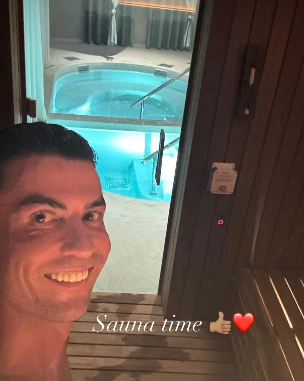 رونالدو يثير الجدل بصورة حديثة.. هل أتم توقيع العقد الجديد؟