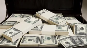 مصرفيون: تزايد المعروض من العملة ساهم في تحقيق استقرار نسبي للدولار مقابل الجنيه