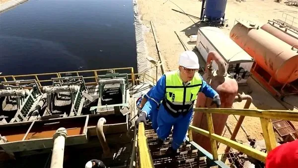 وزير النفط يزور مواقع الإنتاج وأعمال الحفر الحالية في مناطق امتياز شركة «بتروشهد» في الصحراء الغربية وزير النفط يزور مواقع الإنتاج وأعمال الحفر الحالية في مناطق امتياز شركة «بتروشهد» في الصحراء الغربية