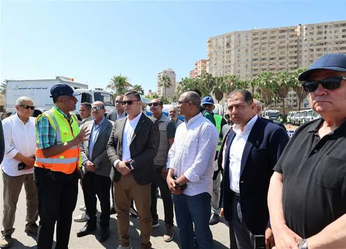 وزير الإسكان يزور محطة معالجة المياه الشرقية ونظام هضم الحمأة في الإسكندرية (صور)