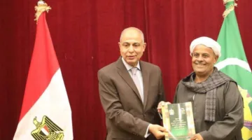 محافظ المنيا يوزع 328 عقد تقنين للأراضي الحكومية